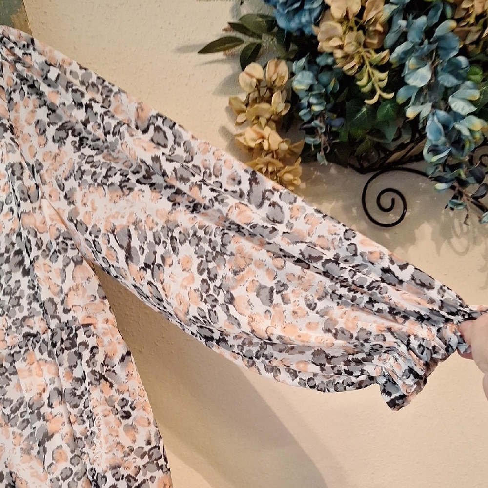🔥🔥CLEARANCE Long Sleeve Dress with Floral Pattern in Cream/Peach/Gray. Size M - Picture 6 of 10
